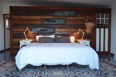 Of Stone & Wood Guesthouse Secluded Getaway! - Stayed 2