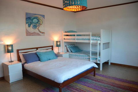 Of Stone & Wood Guesthouse Secluded Getaway! - Stayed 4