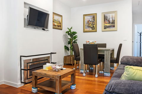 Woody Lifestyle One Bedroom Apartment - Stayed 3