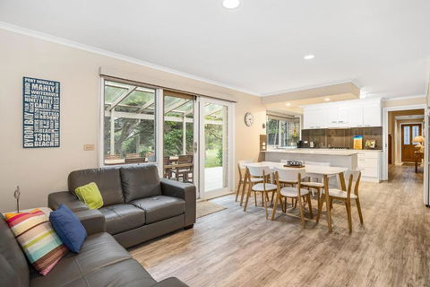 Hilltop Beach House: Newly Updated - Stayed 3