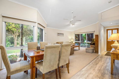 Hilltop Beach House: Newly Updated - Stayed 2