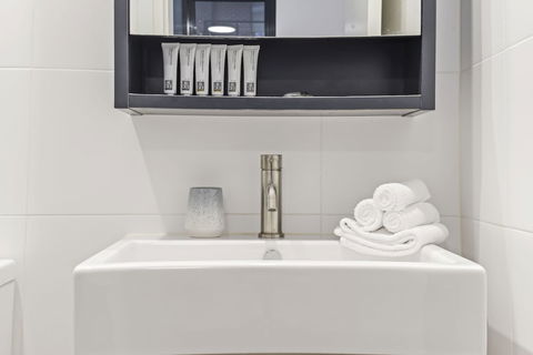 HomeHotel Stylish Apt Next To Train & Westfield - Stayed 5