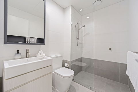 HomeHotel Stylish Apt Next To Train & Westfield - Stayed 4