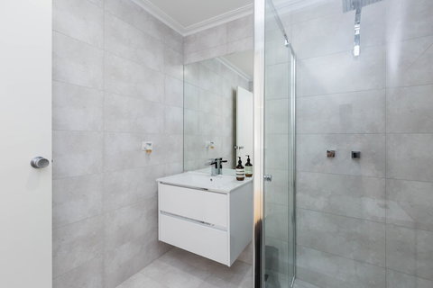 ROLAND, 1BDR Melbourne Apartment - Stayed 6