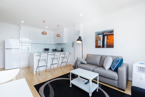 ROLAND, 1BDR Melbourne Apartment - Stayed 3