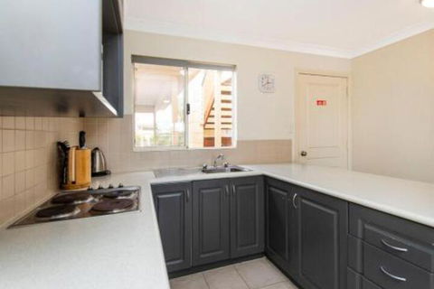 Lakeside Holiday Apartments - Stayed 7