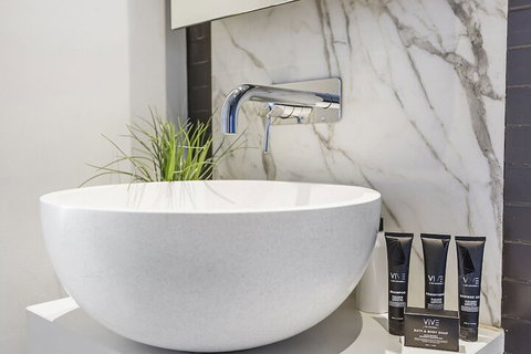 LAURENT Views Of MCG & Yarra River + Fed Square - Stayed 2