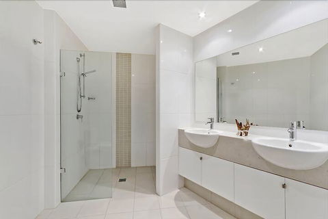 Coast Luxury Apartments 3 - Stayed 6
