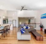 Unit 1 Rainbow Surf Modern two storey townhouse with large shared pool close to beach  shop - Stayed