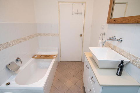 Lords Cottage Charming CBD Home Pet Friendly - Stayed 4
