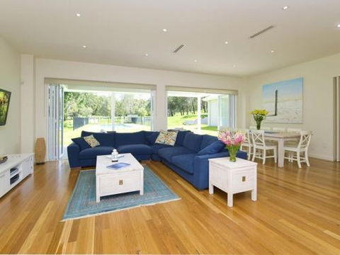 Echo Beach House 16 Reflections Dr Luxurious House With Magnificent Pool & Ducted Air - Stayed 5