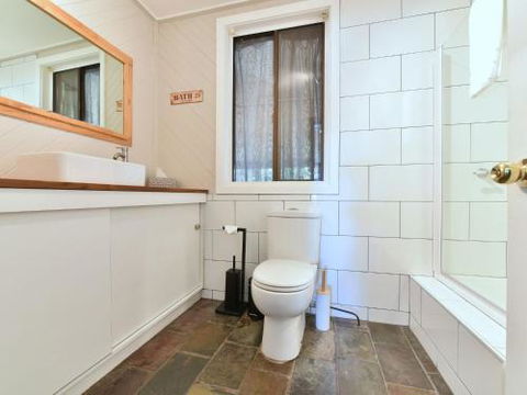 Soldiers Cottage Picturebook Vineyard Home - Stayed 3