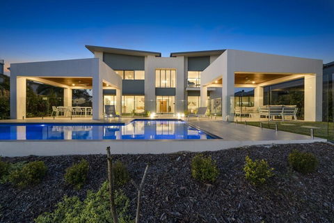 Luxury Canal Front Holiday House Raptor Pde Banksia Beach - Stayed 0