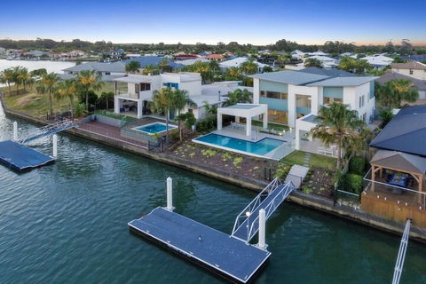 Luxury Canal Front Holiday House Raptor Pde Banksia Beach - Stayed 1