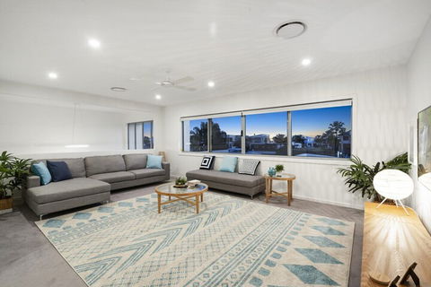 Luxury Canal Front Holiday House Raptor Pde Banksia Beach - Stayed 6