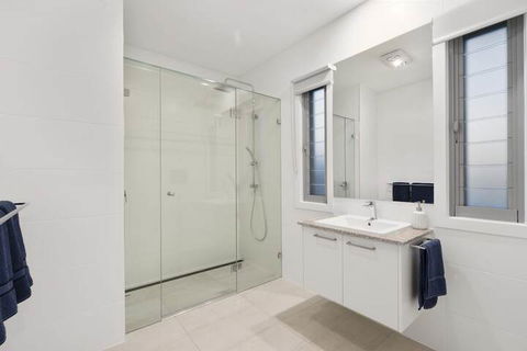 Luxury Canal Front Holiday House Raptor Pde Banksia Beach - Stayed 4