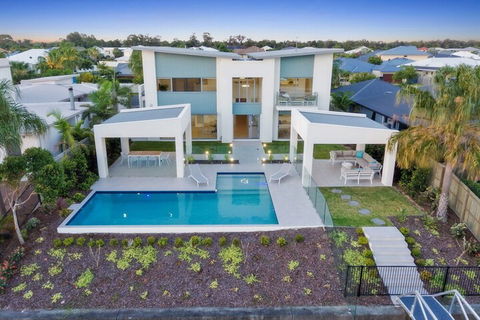 Luxury Canal Front Holiday House Raptor Pde Banksia Beach - Stayed 2