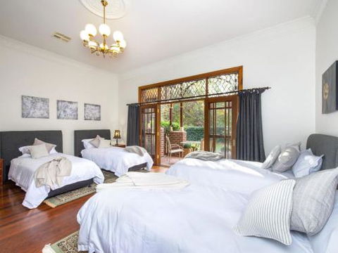 THE ELMS Berry Berry & Surrounds 4pm Check Out Sundays - Stayed 6