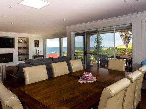 WHALE WATCH FOR FOUR Gerringong 4pm Check Out Sundays - Stays Accommodation 4