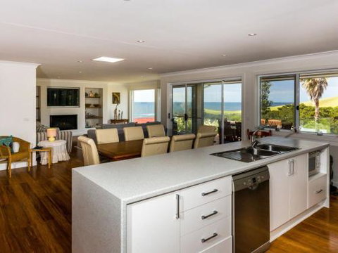 WHALE WATCH FOR FOUR Gerringong 4pm Check Out Sundays - Stays Accommodation 1