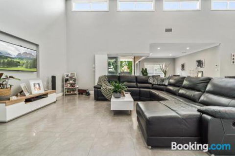 Wentworth Estate 5 Bedroom Luxury Home Sleeps 12 - Stayed 3