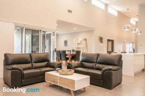 Wentworth Estate 5 Bedroom Luxury Home Sleeps 12 - Stayed 4