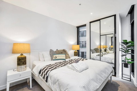 FV Iconic Designer APT, Parking, Near CBD Qfv147-14 - Stayed 5