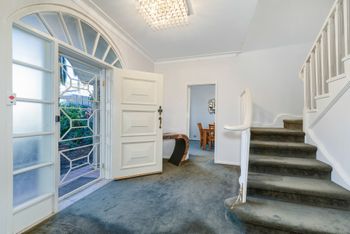 Spacious 4 Bedroom House The Hill - Stays Accommodation 2