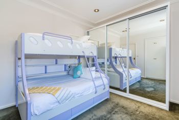 Spacious 4 Bedroom House The Hill - Stays Accommodation 3
