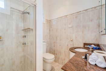 Spacious 4 Bedroom House The Hill - Stays Accommodation 1