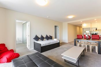 Spacious Apartment At Waitara - Stayed 6