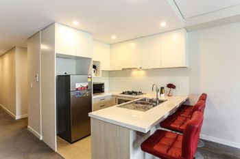 Spacious Apartment At Waitara - Stayed 5