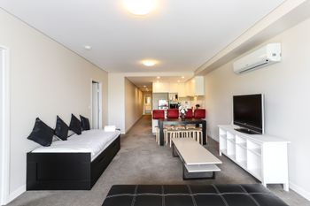 Spacious Apartment At Waitara - Stayed 2