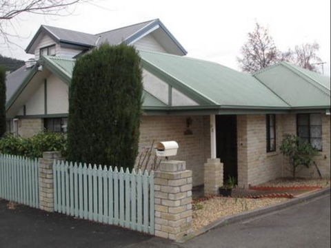 Twin Pines Cottage On Lansdowne - Stayed 2
