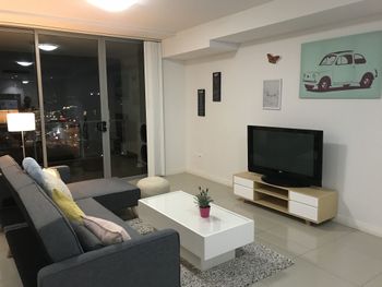 Chic & Cosy Apartment Near Airport & CBD - Stays Accommodation 0