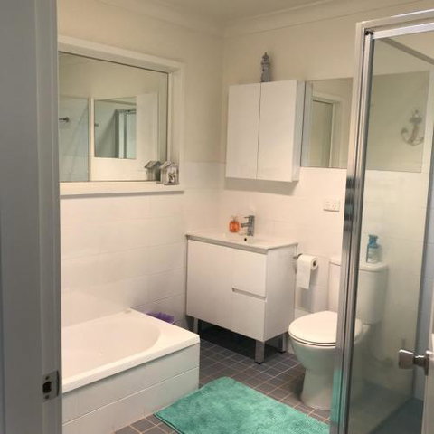 WAVES At MOLLYMOOK - Stayed 3