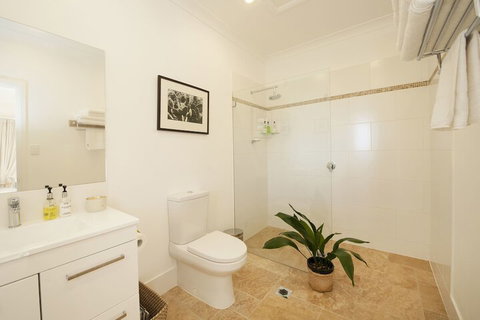 Rosby Guesthouse - Stays Accommodation 7