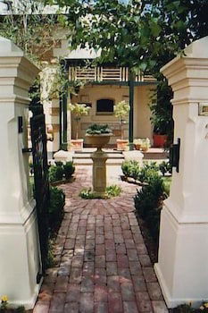 Water Bay Villa Bed And Breakfast - Stayed 0