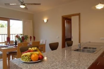 The Lakes Apartments - Stays Accommodation 4