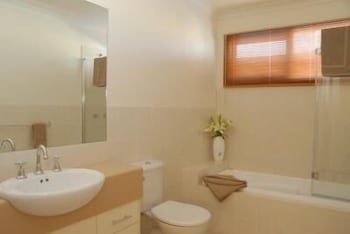 The Lakes Apartments - Stays Accommodation 3