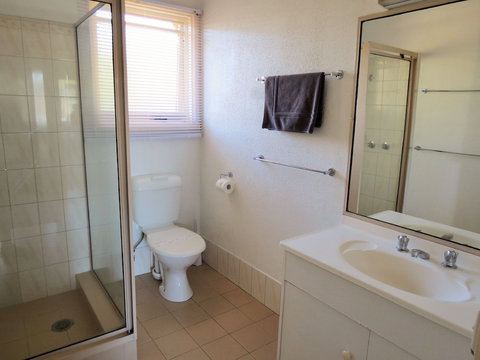 Chapman Court Holiday Units - Stays Accommodation 3