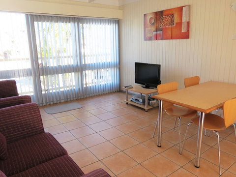 Chapman Court Holiday Units - Stays Accommodation 4