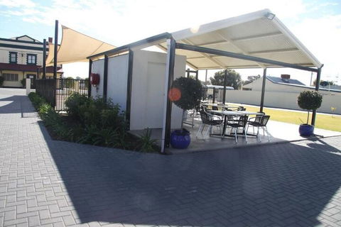 Red Earth Motel - Stays Accommodation 2