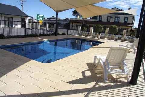 Red Earth Motel - Stays Accommodation 4