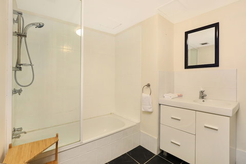 Palmerston Tower Holiday Apartments - Stays Accommodation 4