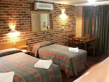Cedar Lodge Motel - Stayed 6