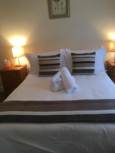 House On The Hill Bed & Breakfast - Stays Accommodation 2