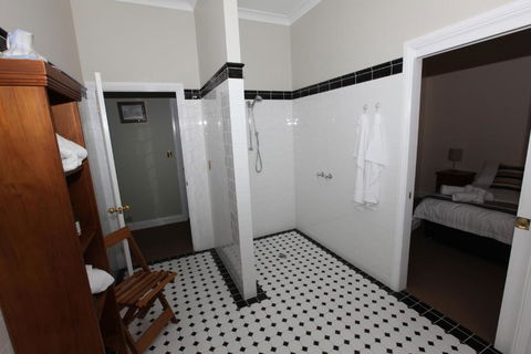 House On The Hill Bed & Breakfast - Stays Accommodation 5