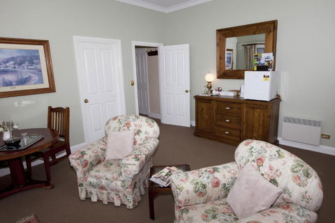 House On The Hill Bed & Breakfast - Stays Accommodation 3