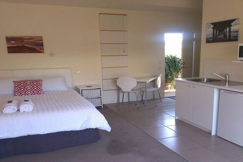 Springtide Studio Apartments - Stayed 7